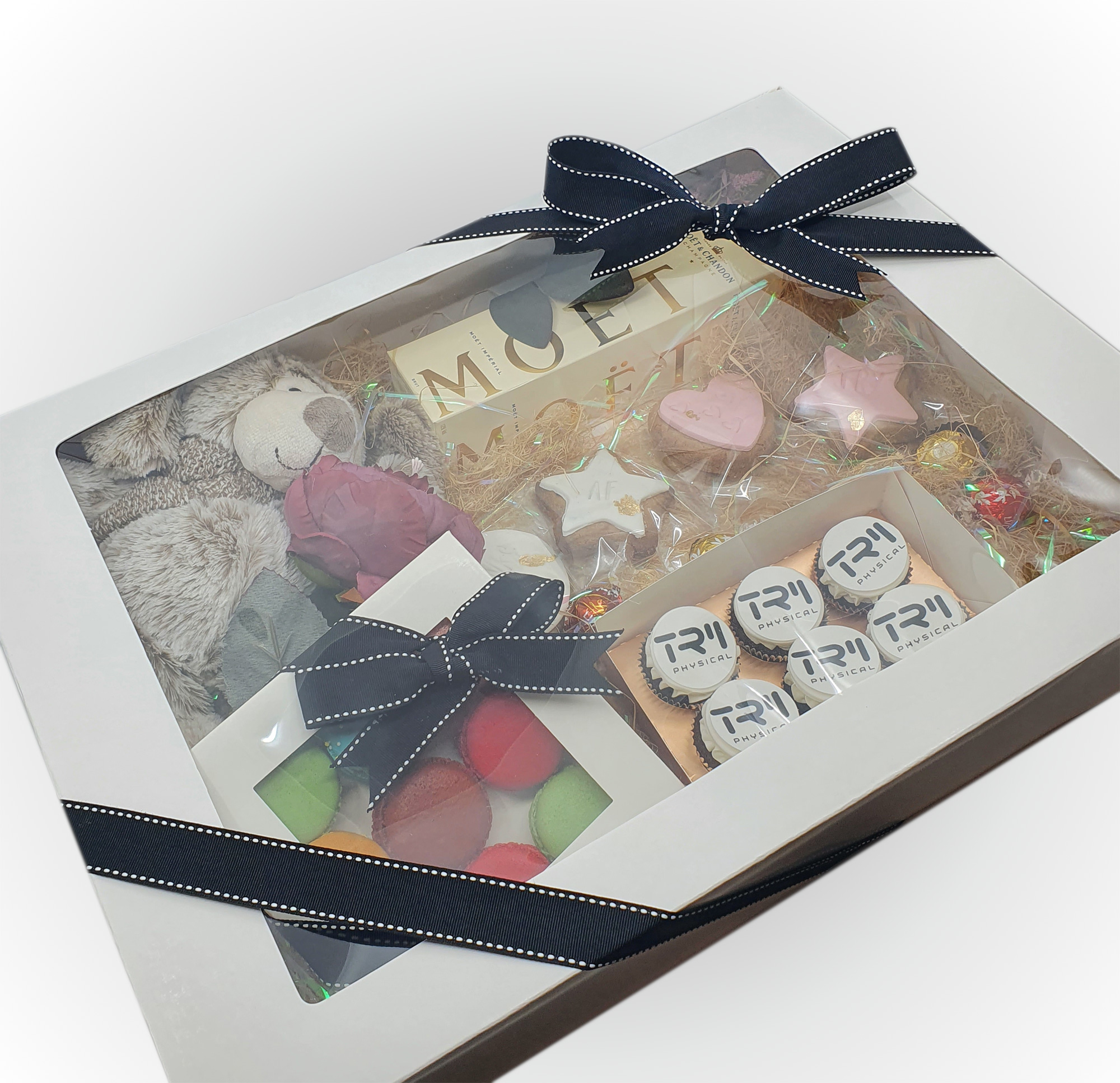Buy Valentine Redvelvet Eggless Cake Gift Hamper Online | Chef Bakers